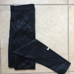 Nike | Nike Pro Embossed Leggings